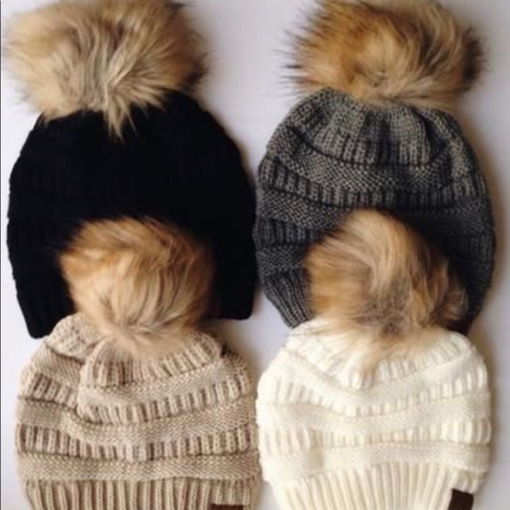 Vegan Fur Pom Beanie (Ivory, Beige) - Picture 3 of 3